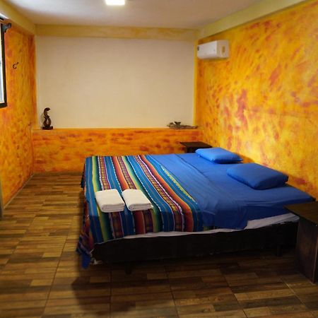 Galapagos Morning Glory Hostel ปูแอร์โตอาโยรา ภายนอก รูปภาพ