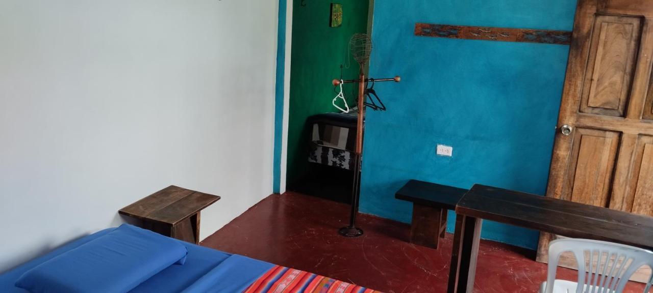 Galapagos Morning Glory Hostel ปูแอร์โตอาโยรา ภายนอก รูปภาพ