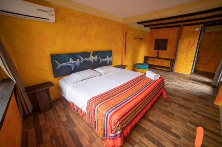 Galapagos Morning Glory Hostel ปูแอร์โตอาโยรา ภายนอก รูปภาพ