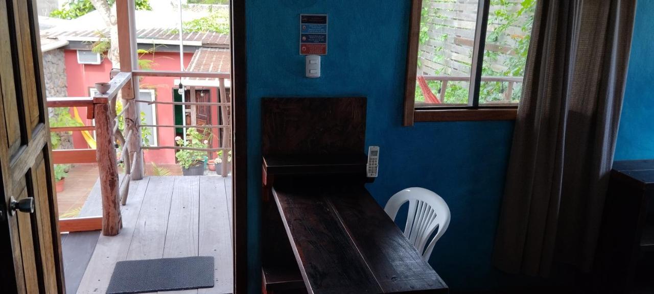Galapagos Morning Glory Hostel ปูแอร์โตอาโยรา ภายนอก รูปภาพ