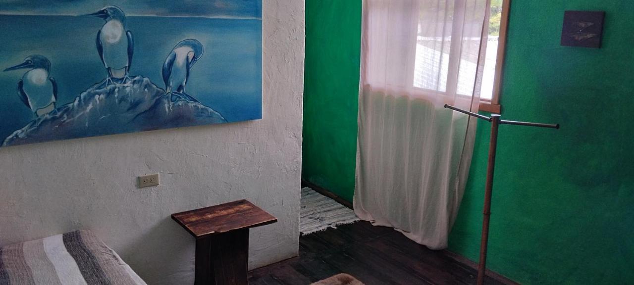 Galapagos Morning Glory Hostel ปูแอร์โตอาโยรา ภายนอก รูปภาพ