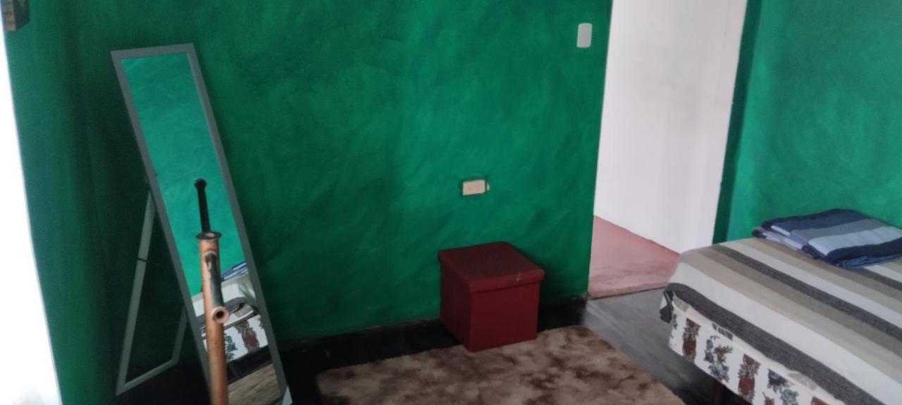 Galapagos Morning Glory Hostel ปูแอร์โตอาโยรา ภายนอก รูปภาพ