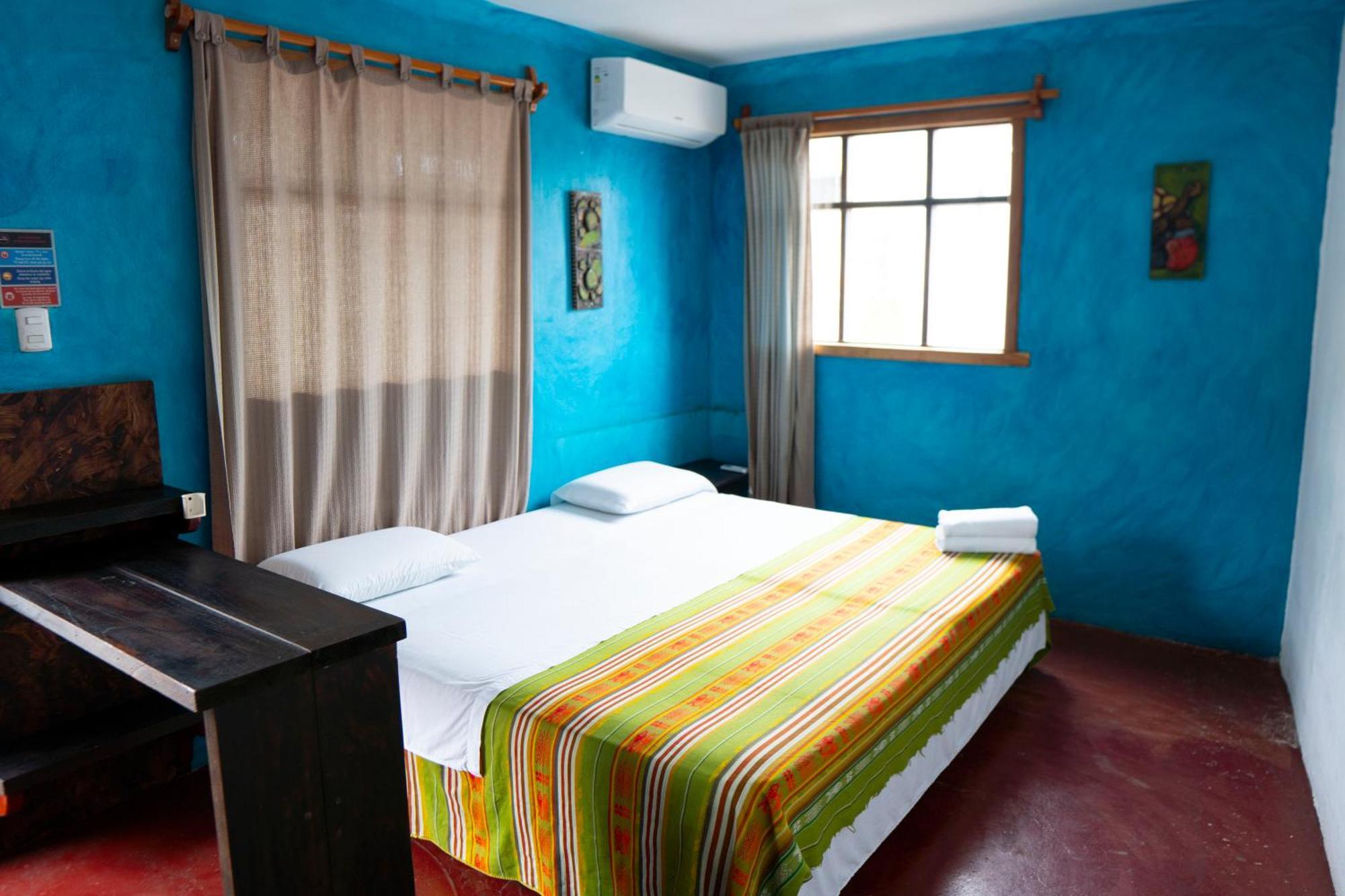 Galapagos Morning Glory Hostel ปูแอร์โตอาโยรา ภายนอก รูปภาพ