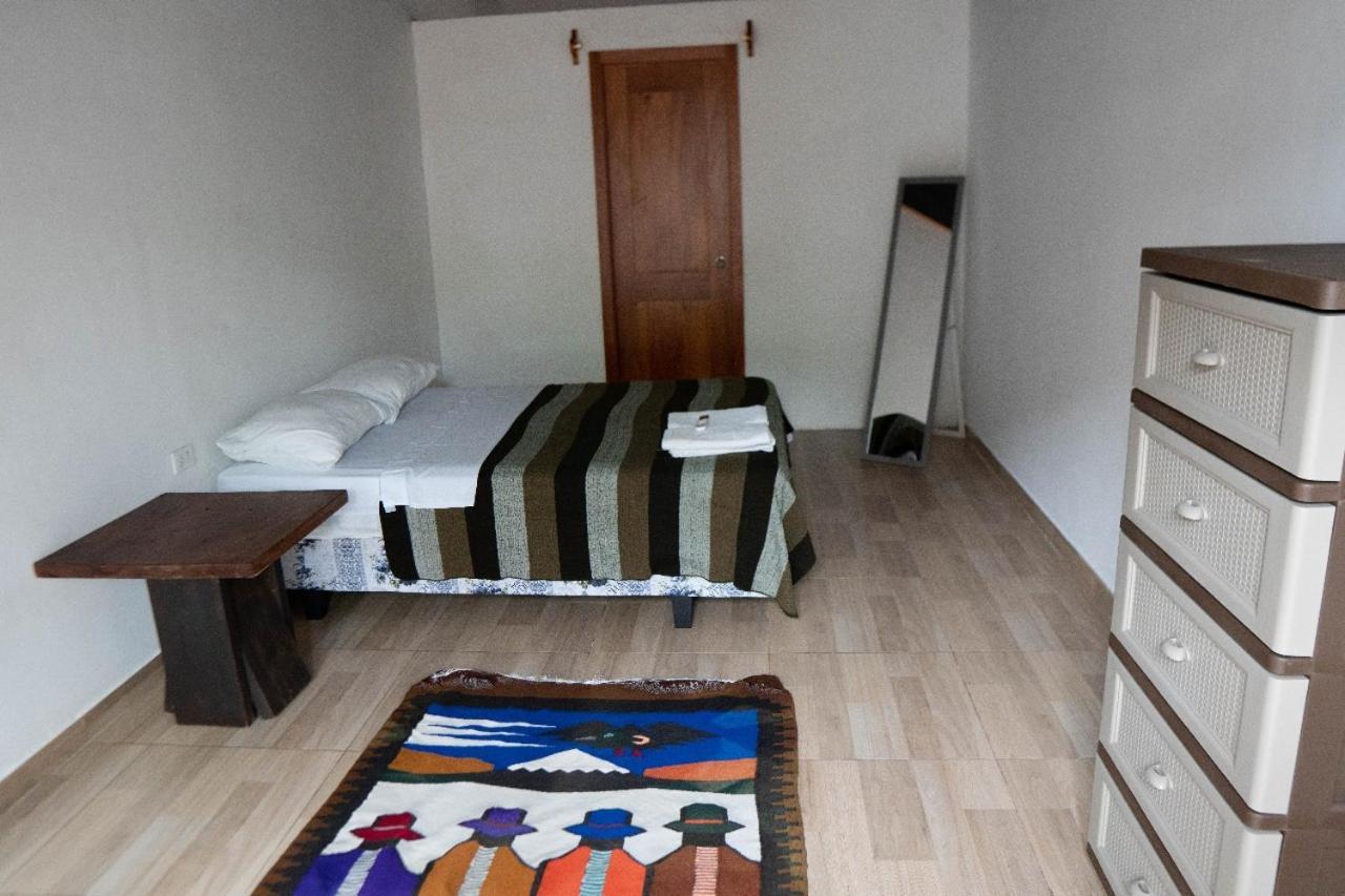 Galapagos Morning Glory Hostel ปูแอร์โตอาโยรา ภายนอก รูปภาพ