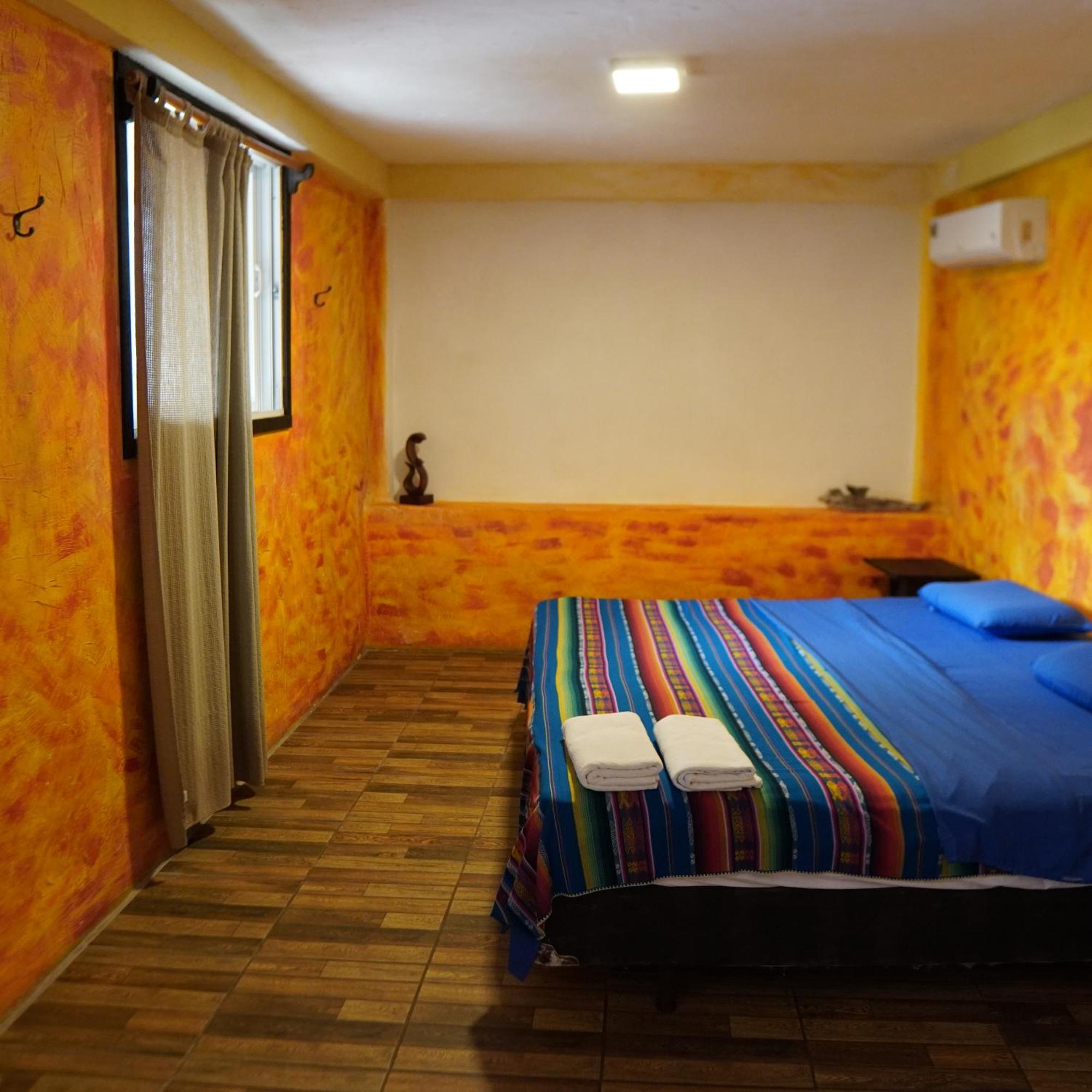 Galapagos Morning Glory Hostel ปูแอร์โตอาโยรา ภายนอก รูปภาพ