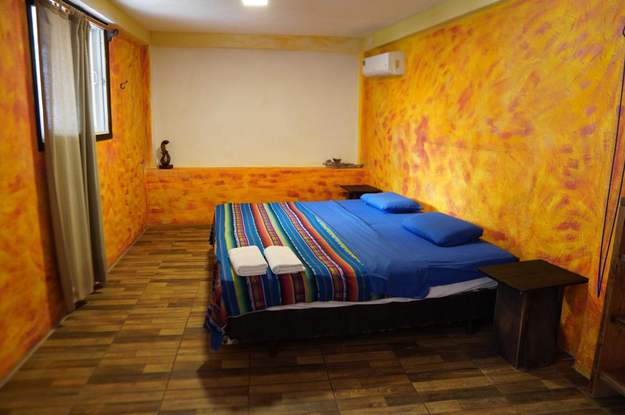 Galapagos Morning Glory Hostel ปูแอร์โตอาโยรา ภายนอก รูปภาพ