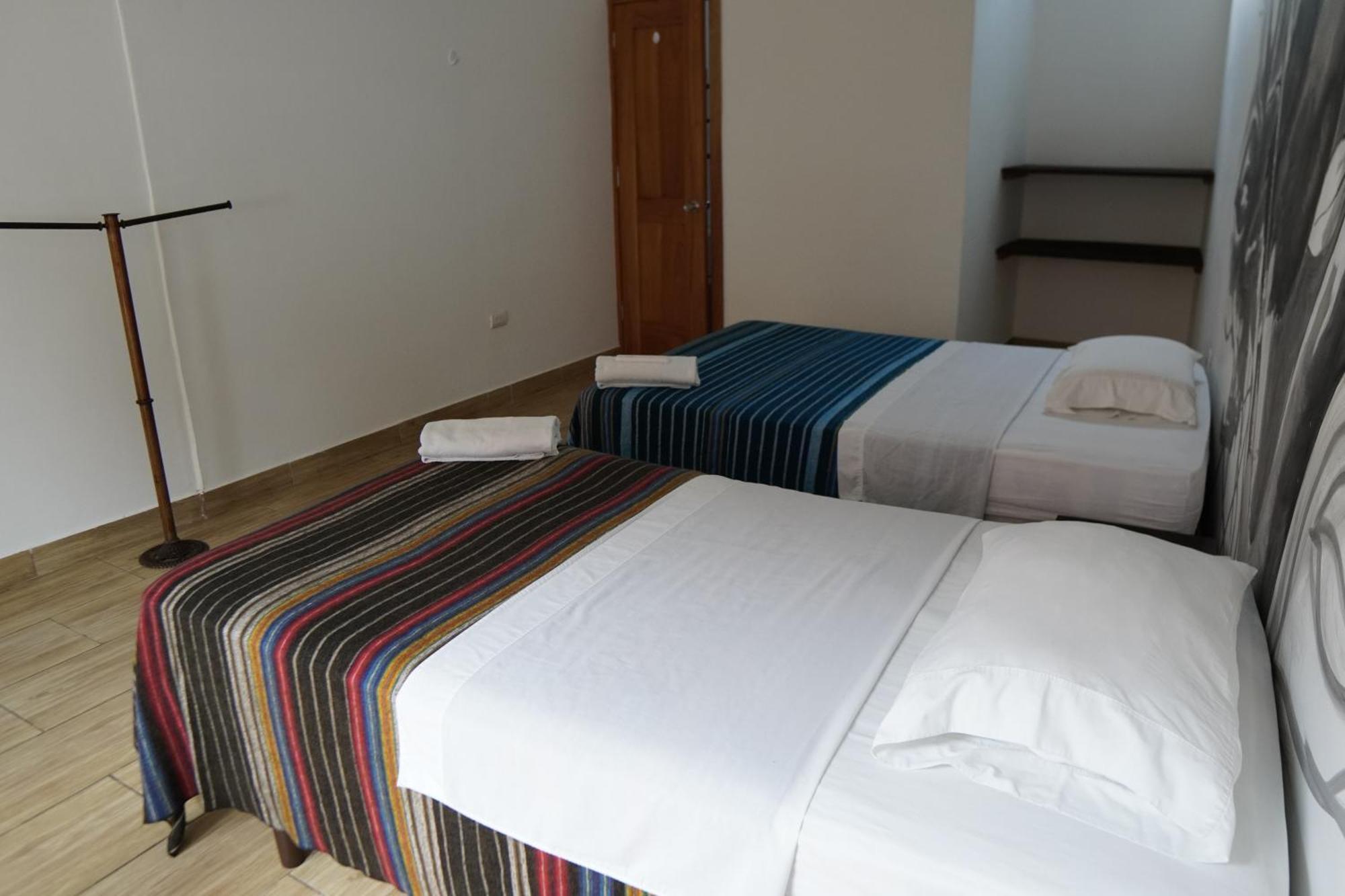 Galapagos Morning Glory Hostel ปูแอร์โตอาโยรา ภายนอก รูปภาพ