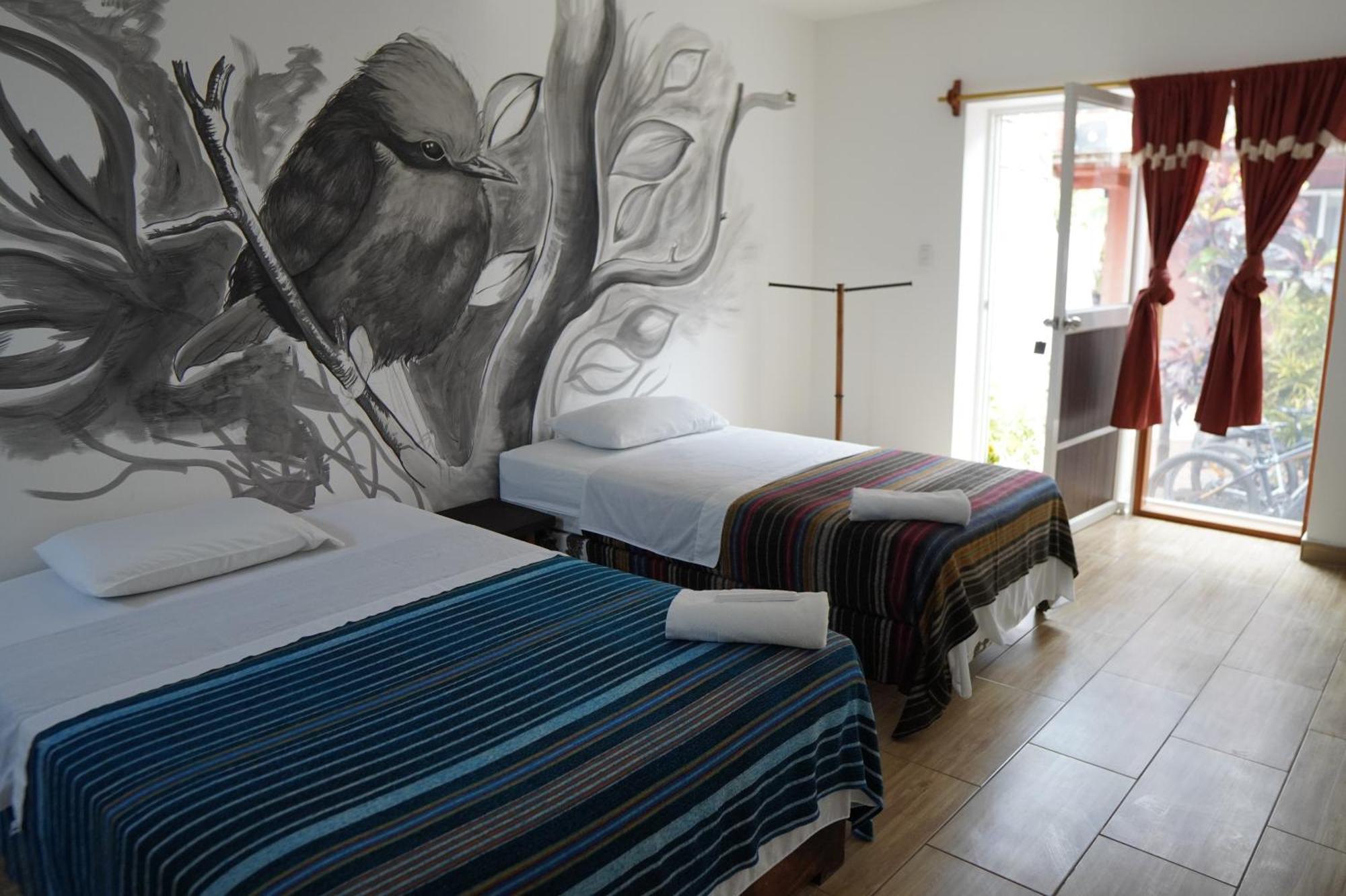 Galapagos Morning Glory Hostel ปูแอร์โตอาโยรา ภายนอก รูปภาพ