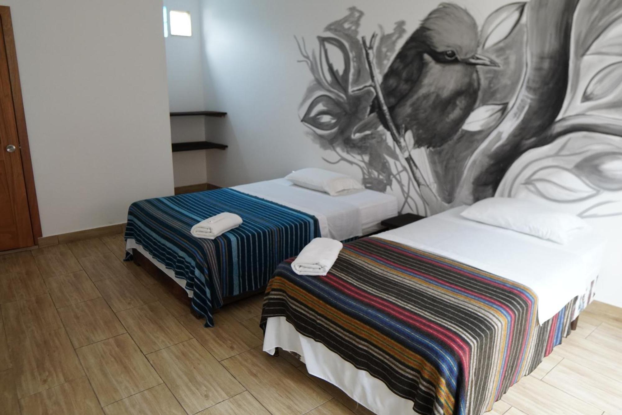 Galapagos Morning Glory Hostel ปูแอร์โตอาโยรา ภายนอก รูปภาพ