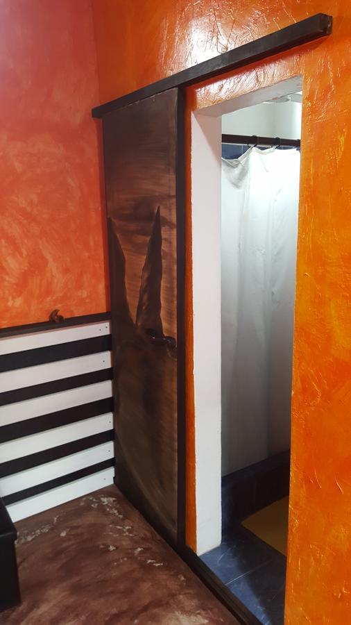 Galapagos Morning Glory Hostel ปูแอร์โตอาโยรา ภายนอก รูปภาพ