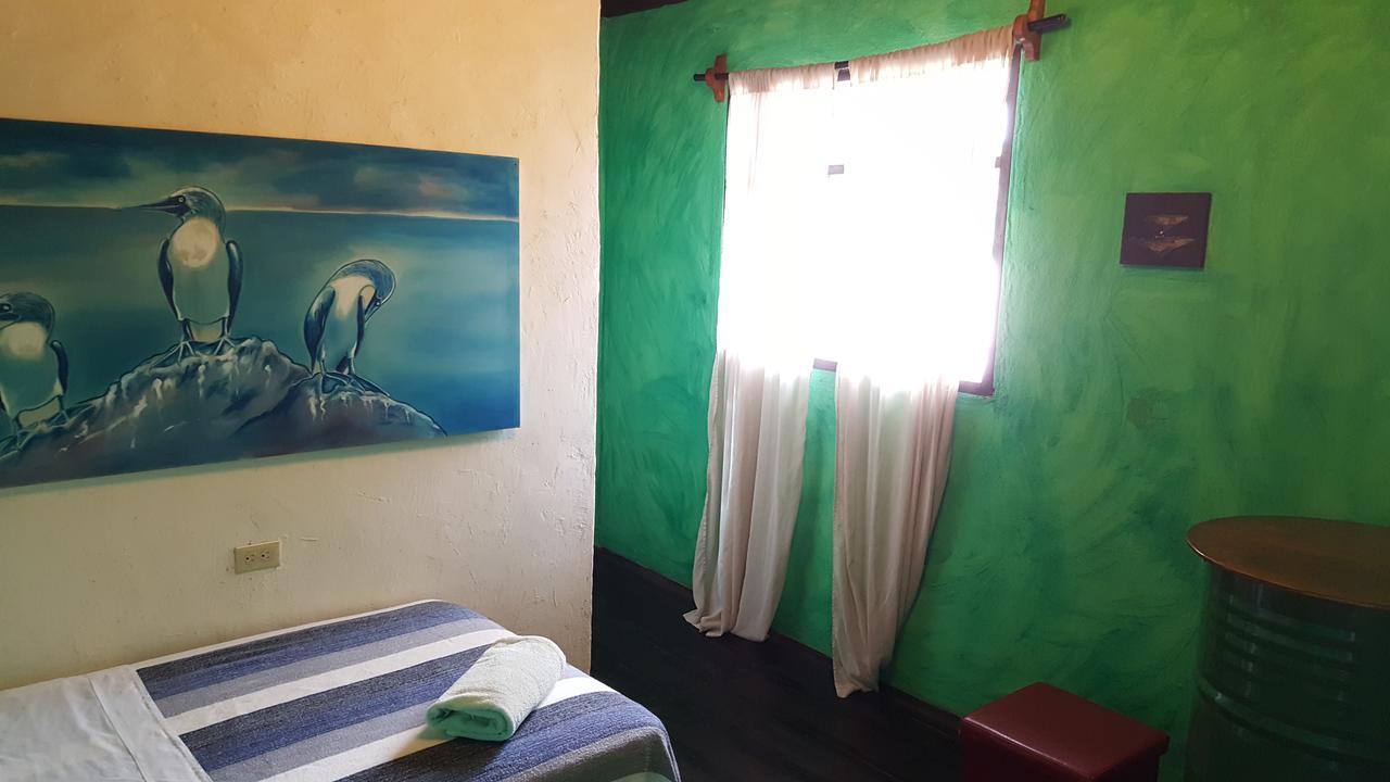 Galapagos Morning Glory Hostel ปูแอร์โตอาโยรา ภายนอก รูปภาพ