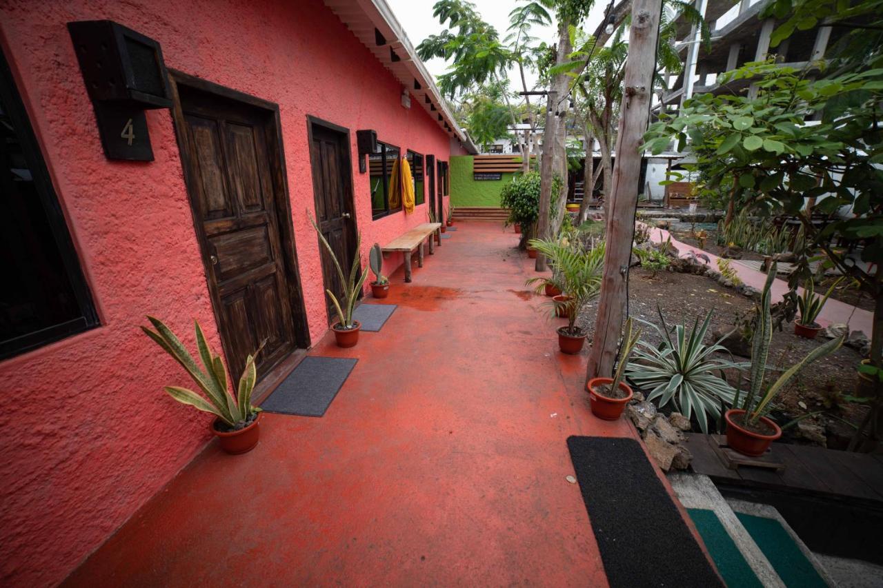Galapagos Morning Glory Hostel ปูแอร์โตอาโยรา ภายนอก รูปภาพ