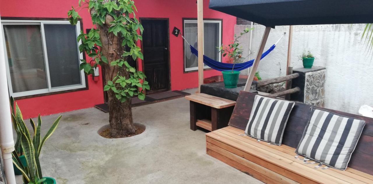 Galapagos Morning Glory Hostel ปูแอร์โตอาโยรา ภายนอก รูปภาพ