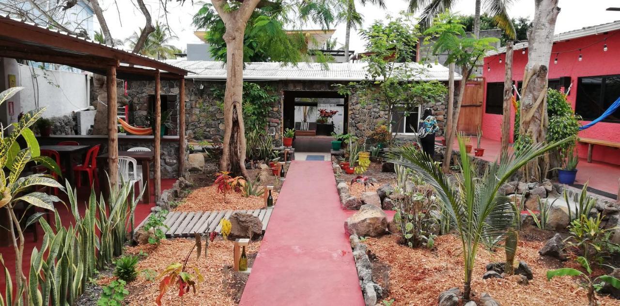 Galapagos Morning Glory Hostel ปูแอร์โตอาโยรา ภายนอก รูปภาพ